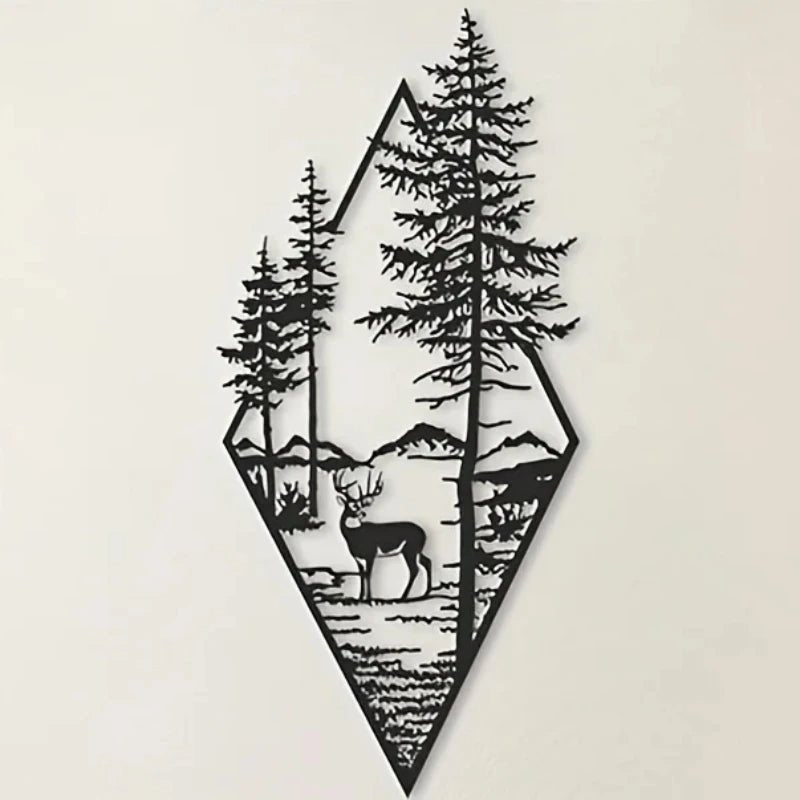 Décoration murale en métal représentant un cerf dans une forêt de conifères montagneuse.
