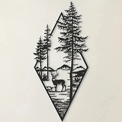 Décoration murale en métal représentant un cerf dans une forêt de conifères montagneuse.