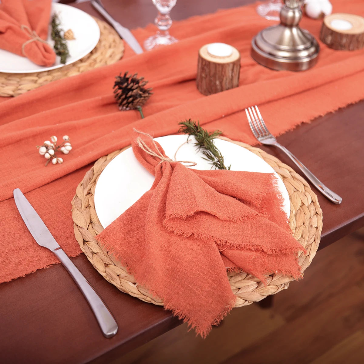 Chemin de table blanc en gaze naturel, large et polyvalent, présenté sur une table élégante, idéal pour décoration de table raffinée.