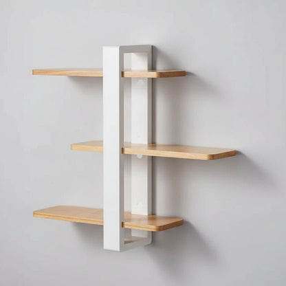 Etagere murale blanche en bois style scandinave dans salon moderne avec livres plantes et cadres photos, rangement flottant lumineux ambiance épurée
