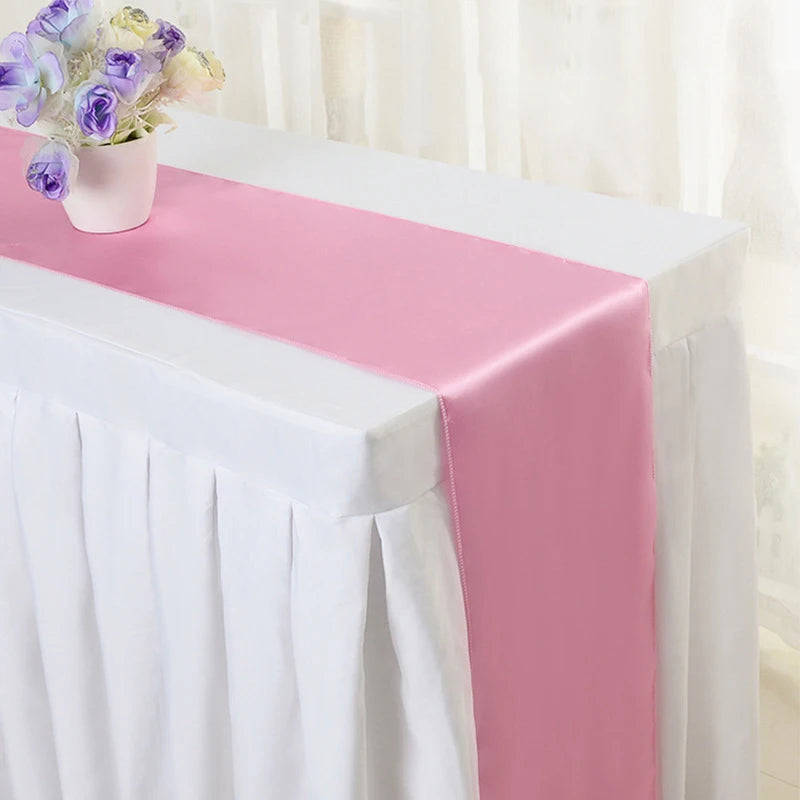Chemin de table doré en satin de Mafrenesiedecoration, idéal pour mariage et fêtes, disponible en 20 couleurs.