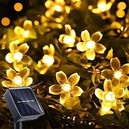 Une scène fantaisiste se déroule alors que des fleurs jaunes et lumineuses illuminent un petit jardin, entourant. Les pétales rayonnent de nuances de m, projetant une lueur éthérée sur le feuillage sombre en dessous. Renforçant l'atmosphère tranquille de ce décor radieux et onirique.