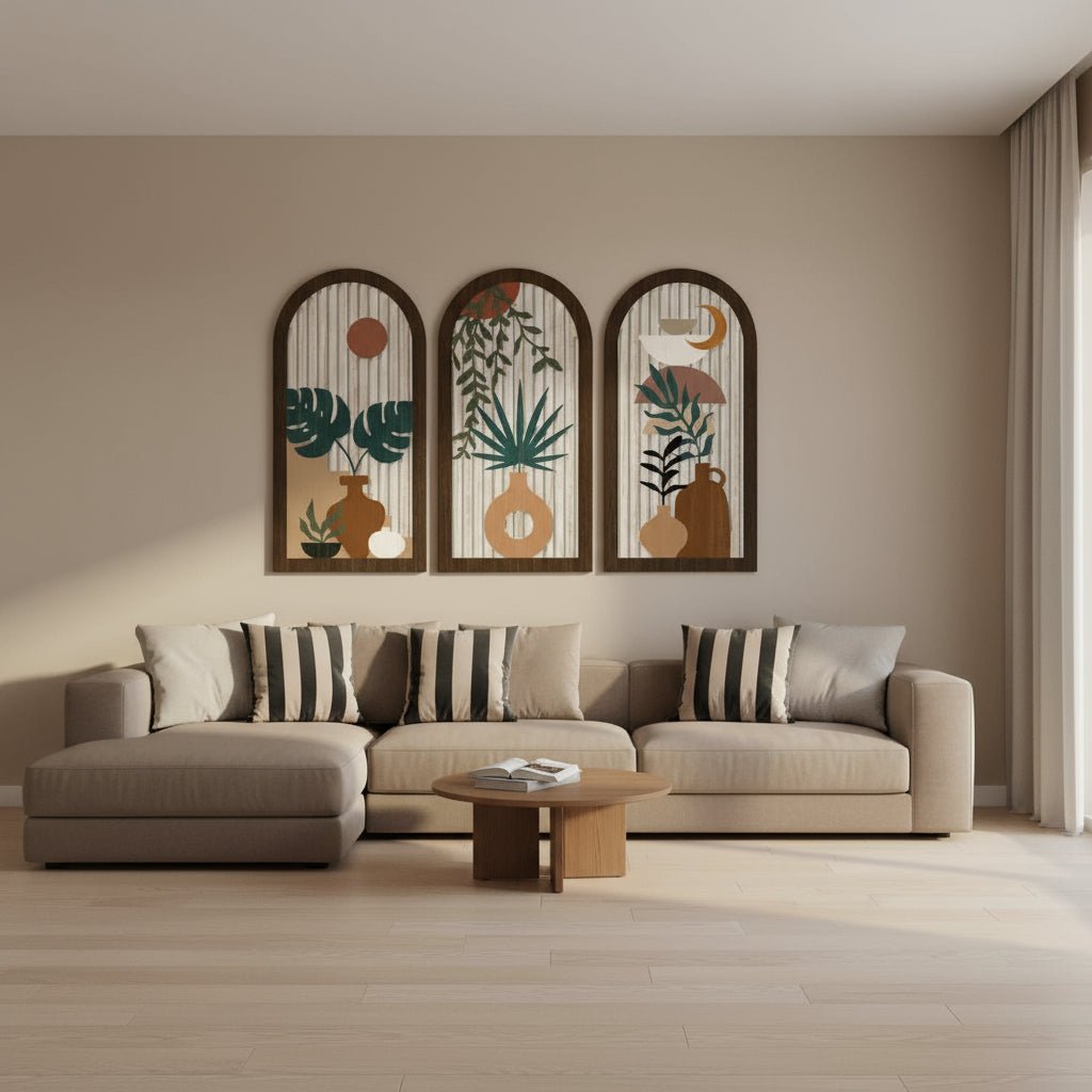 Salon minimaliste, canapé beige, coussins rayés, trois panneaux Decoration murale bois.