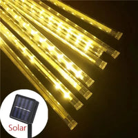 Gros plan d'une guirlande lumineuse LED dorée de Guirlande solaire extérieur | Joie solaire sur un fond sombre, avec une petite image de panneau solaire dans le coin inférieur gauche étiquetée « Solaire », mettant en valeur son rôle d'éclairage écologique.