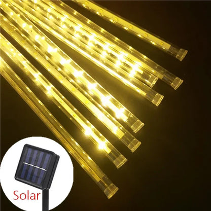 Gros plan d'une guirlande lumineuse LED dorée de Guirlande solaire extérieur | Joie solaire sur un fond sombre, avec une petite image de panneau solaire dans le coin inférieur gauche étiquetée « Solaire », mettant en valeur son rôle d'éclairage écologique.