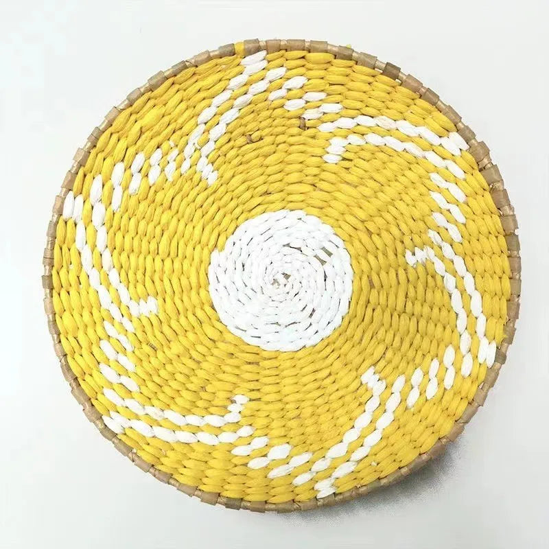 Disque mural tressé jaune et blanc, motif en spirale