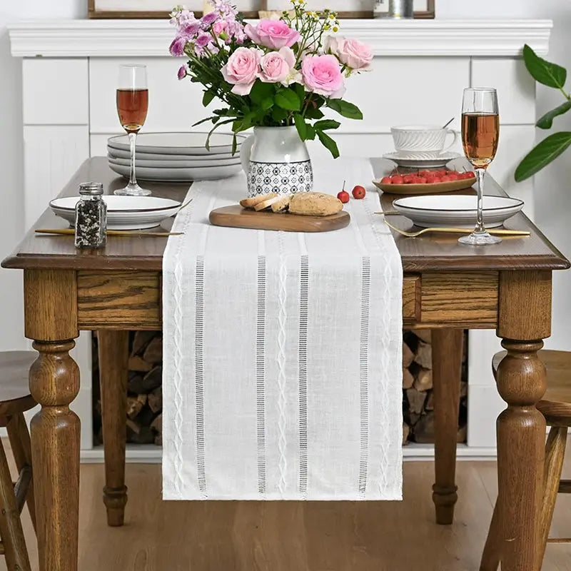 Chemin de table brodé en coton et lin avec motif ajouré, disponible en 5 couleurs, par Mafrenesiedecoration.