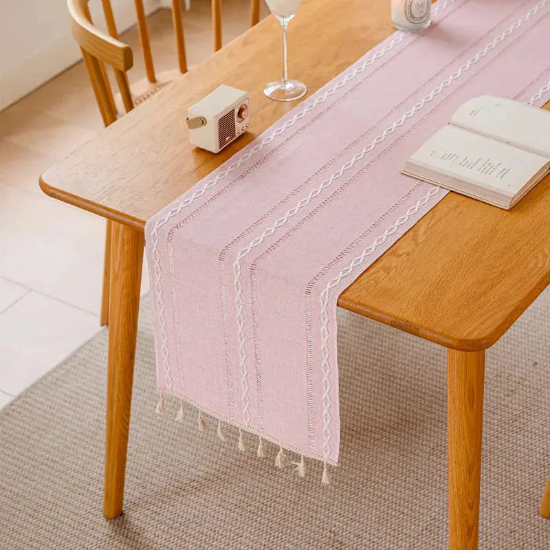 Chemin de table brodé en coton et lin avec motif ajouré, disponible en 5 couleurs, par Mafrenesiedecoration.