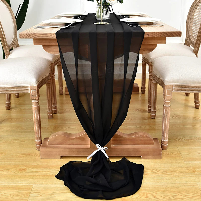Chemin de table en chiffon bleu léger et semi-transparent pour mariage, par Mafrenesiedecoration.