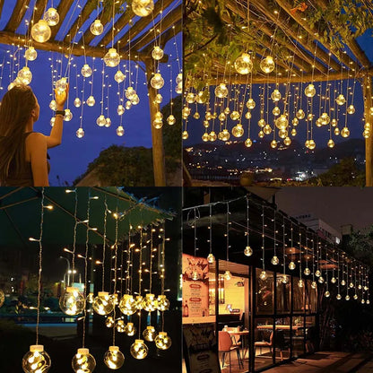 Un collage de quatre panneaux présente Guirlande solaire extérieur puissante la nuit. En haut à gauche : une personne touche Lueur puissante sur une pergola. En haut à droite : elle illumine un paysage urbain. En bas à gauche : des reflets dansent dans l'eau. En bas à droite : des tables de patio se prélassent dans leur lueur chaleureuse.