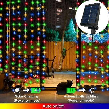 La terrasse nocturne est décorée de lumières colorées « Guirlande solaire extérieur-rideau | Lumière heureuse ». Un encart montre un panneau solaire, tandis que des icônes et du texte mettent en avant les fonctions de charge solaire et d'éclairage automatique. Un chat apprécie l'ambiance de ces lumières extérieures.