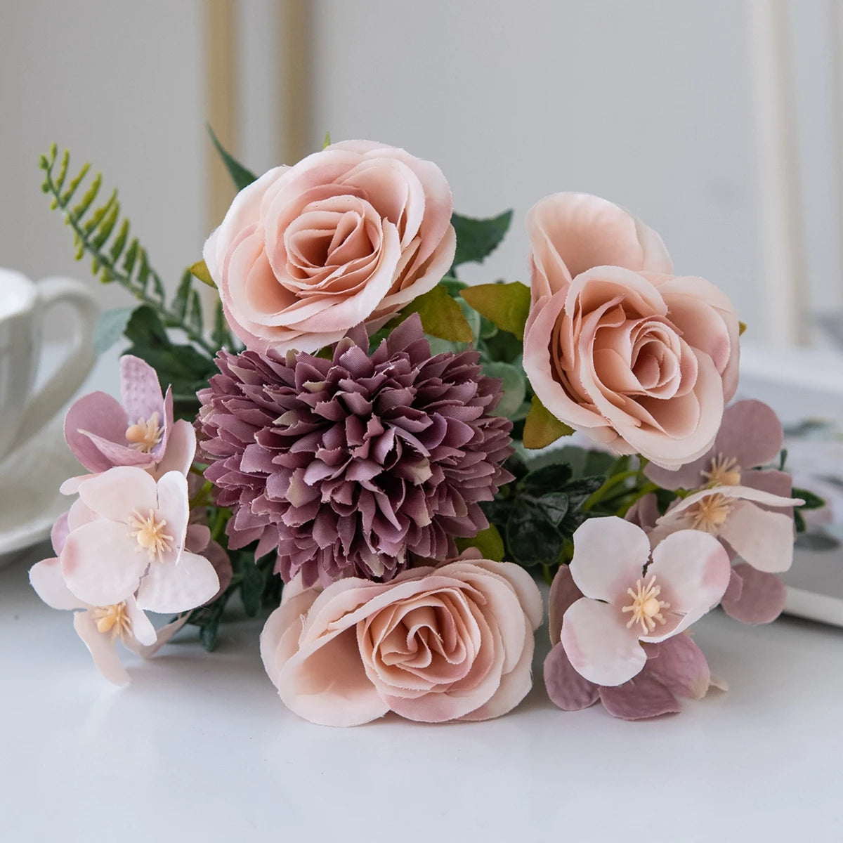 Bouquet de fleurs artificielles prune avec dahlias et hortensias
