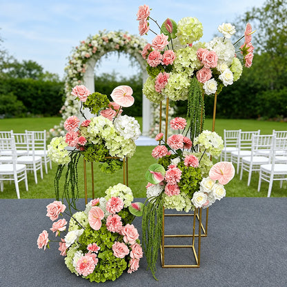 Composition florale artificielle, détail des roses et du feuillage