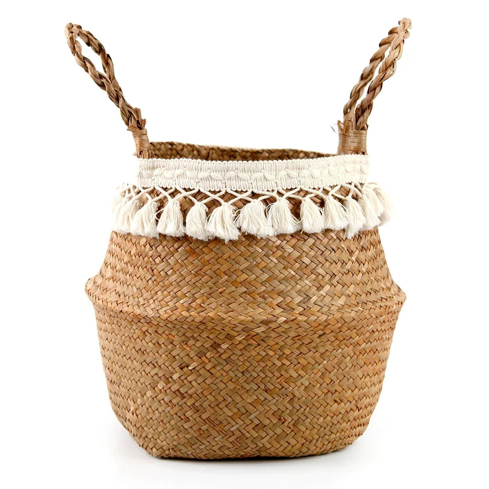 Détail des pompons blancs cousus sur le galon du panier en jonc de mer