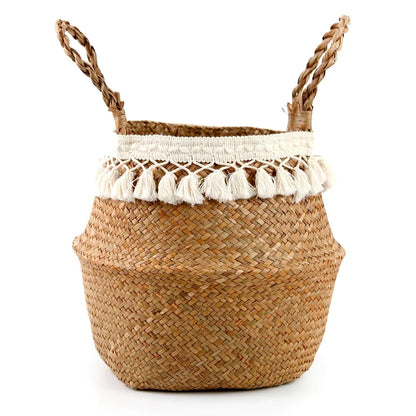 Détail des pompons blancs cousus sur le galon du panier en jonc de mer