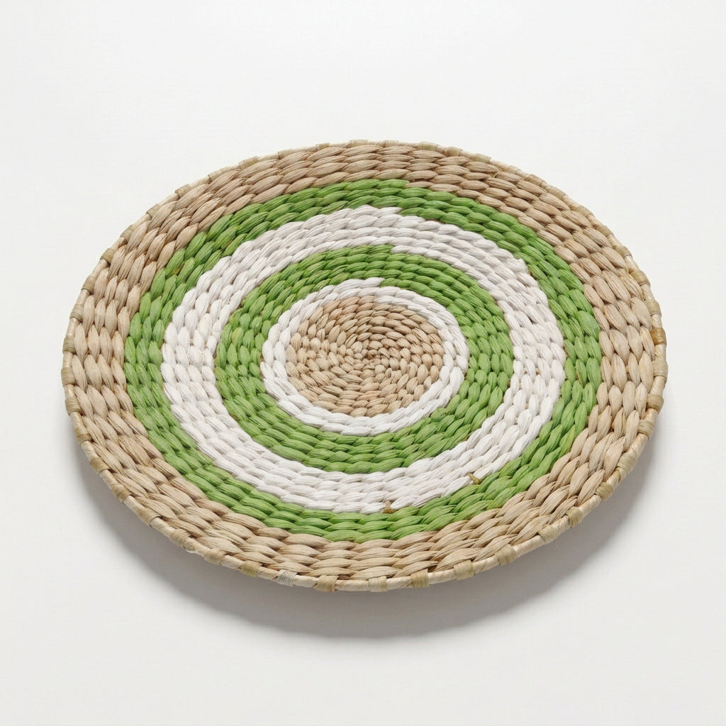 Disque mural tressé vert et blanc, cercles concentriques sur fond naturel