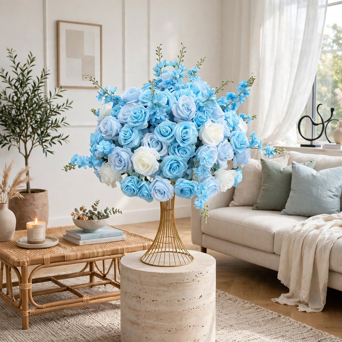 Boule de fleurs artificielles bleu ciel en décoration de table