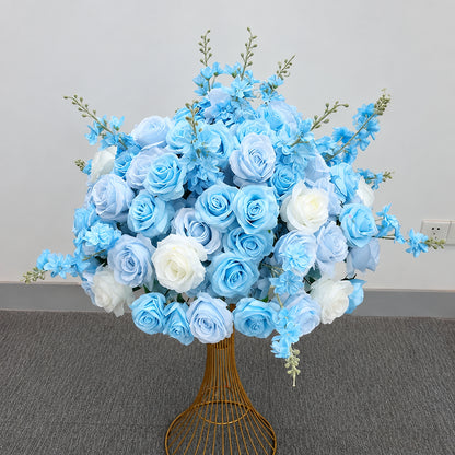 Boule de fleurs artificielles bleu ciel et blanc sur socle doré