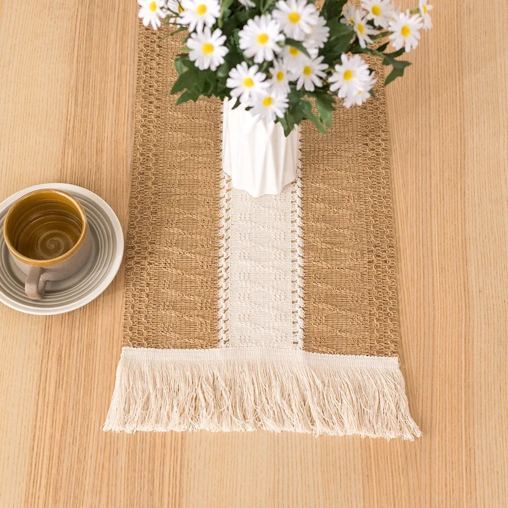 Chemin de table jute lin tissé main motif bleu crème table bois