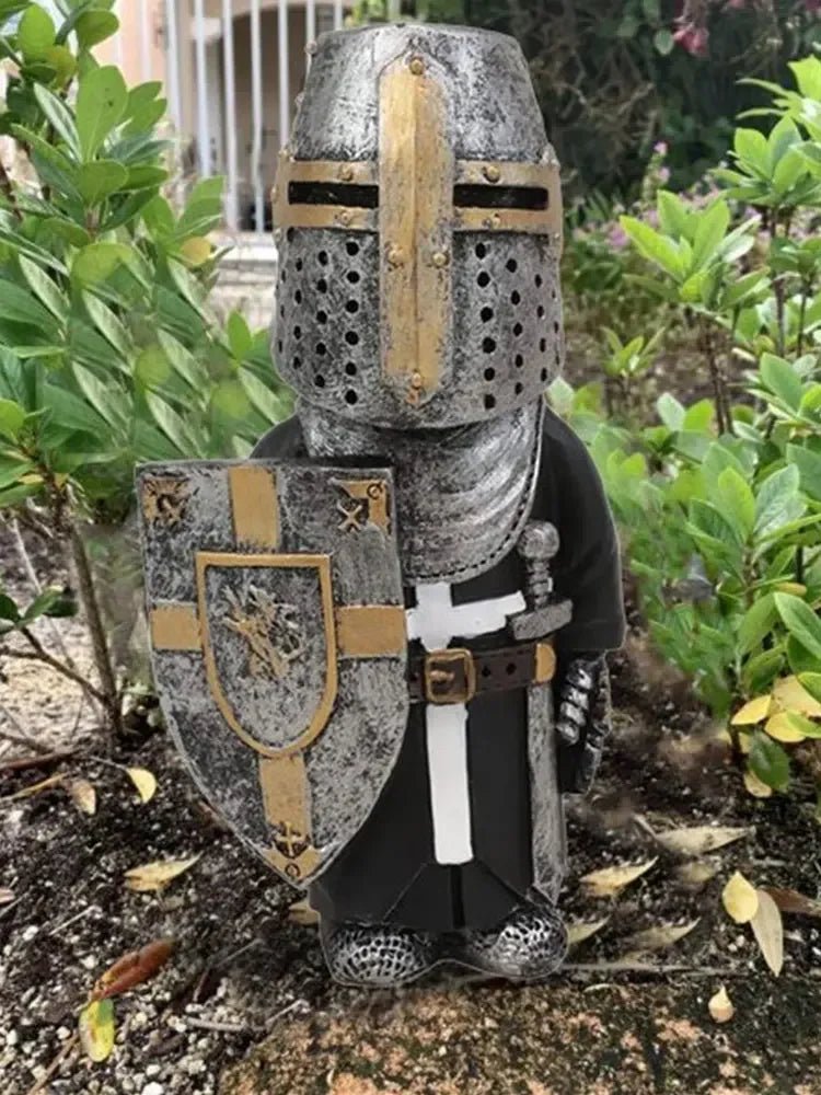 Nain de jardin insolite détail armure peinture artisanale casque arme