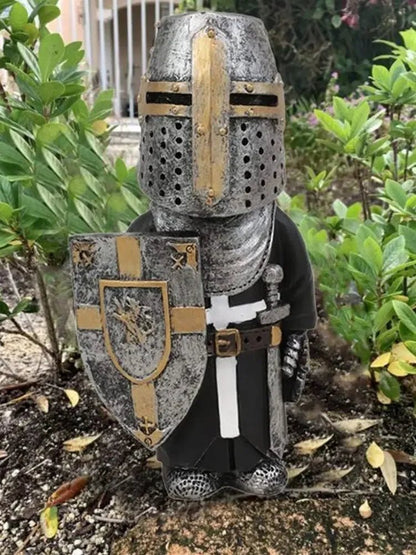 Nain de jardin insolite détail armure peinture artisanale casque arme