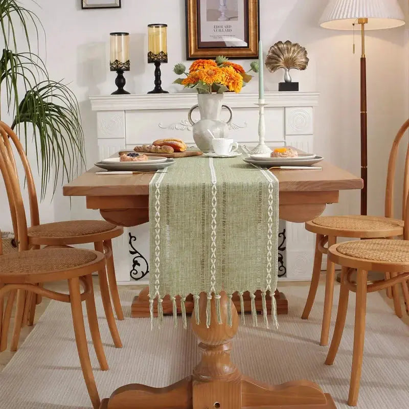Chemin de table en coton lin brodé Mafrenesiedecoration avec motif ajouré, disponible en 5 couleurs, décoration élégante pour table.