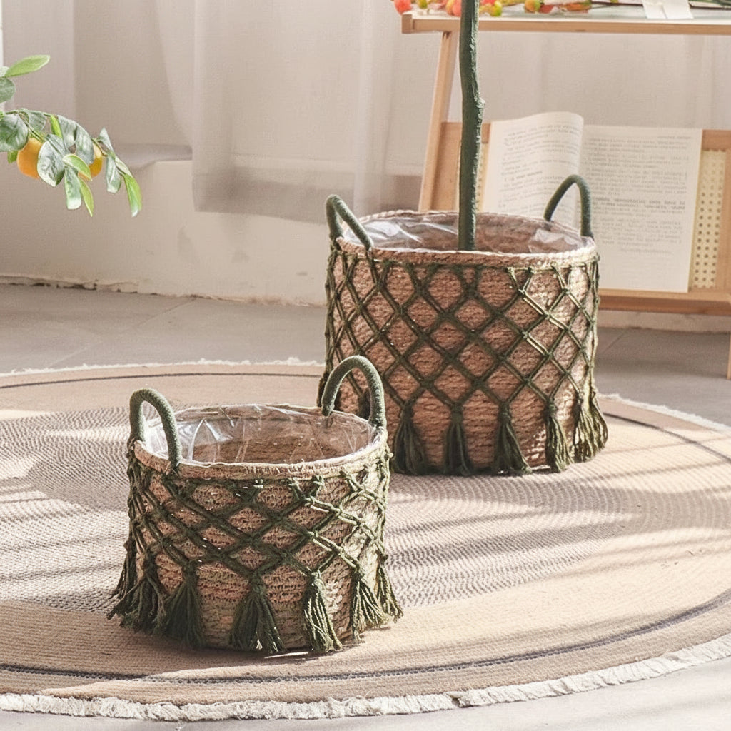 Cache pot macramé vert à filet noué et franges sur panier en fibre végétale