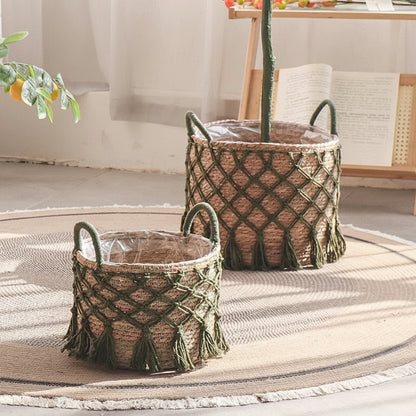 Cache pot macramé vert à filet noué et franges sur panier en fibre végétale