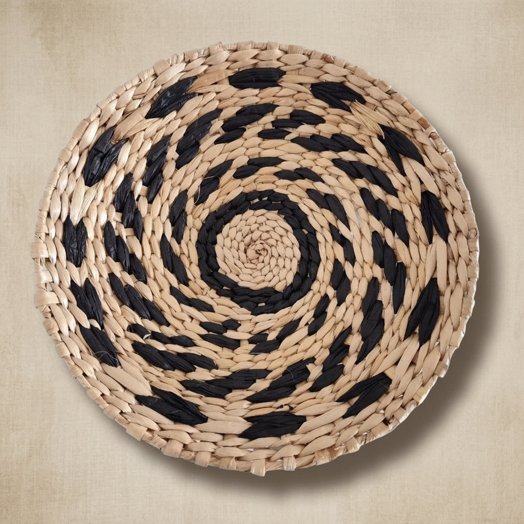 Disque mural tressé noir et naturel, motif en spirale