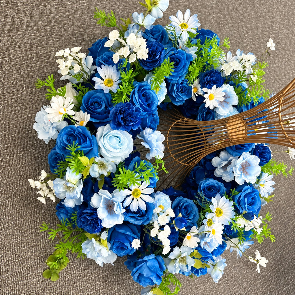 Couronne de fleurs artificielles bleue champêtre, marguerites blanches et feuillage