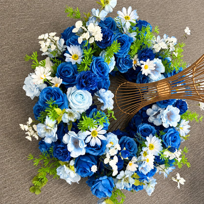 Couronne de fleurs artificielles bleue champêtre, marguerites blanches et feuillage