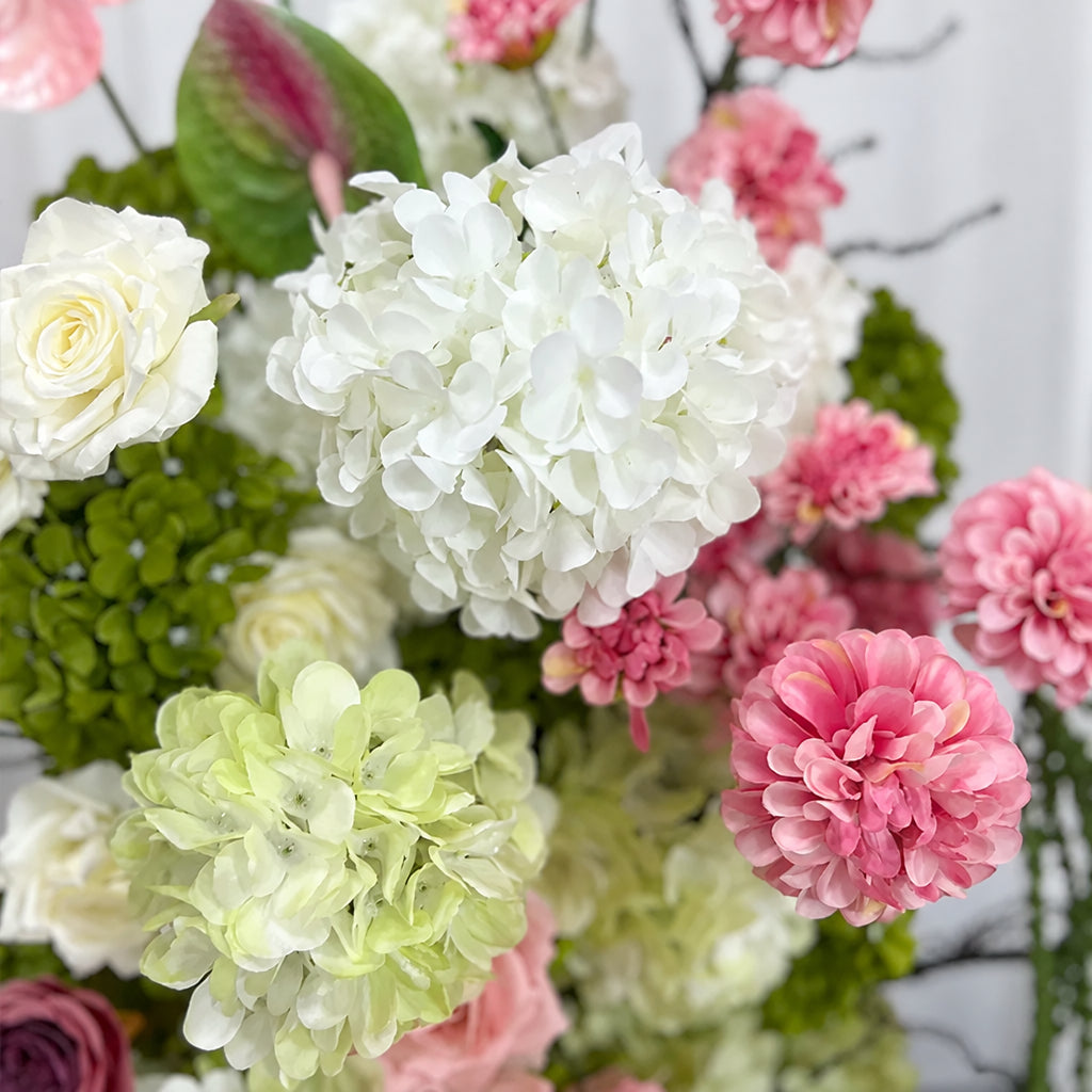 Composition florale artificielle en hortensias, roses et anthuriums, vue de face
