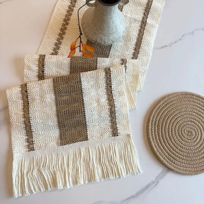 Chemin de table crème taupe bandes ajourées franges artisanales