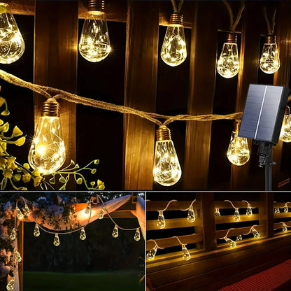 Des guirlandes lumineuses en forme d'ampoules sont disposées sur une palissade en bois, diffusant une lumière chaleureuse. Un panneau solaire apparaît à droite. En contrebas, une pergola et un banc ornés de guirlandes solaires extérieures SunGlow créent une ambiance chaleureuse, renforçant l'ambiance nocturne cosy.