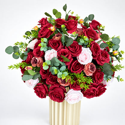 Boule de fleurs artificielles bordeaux et rose pâle avec eucalyptus