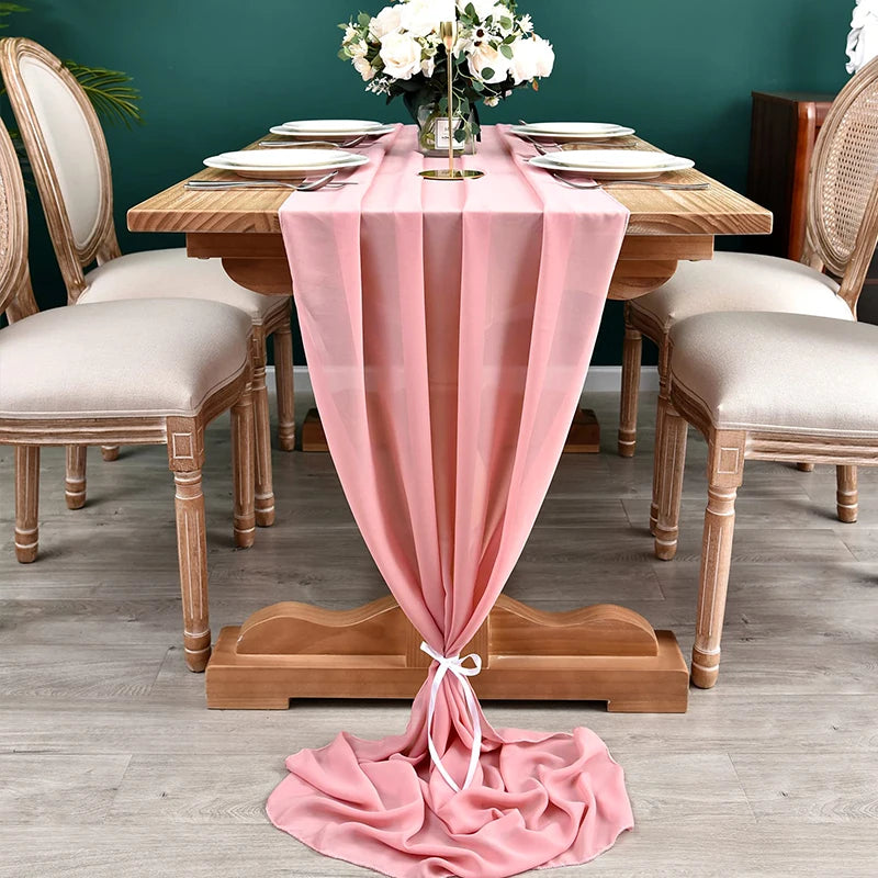 Chemin de table en chiffon bleu léger et semi-transparent, idéal pour mariage, par Mafrenesiedecoration.