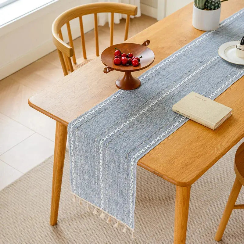 Chemin de table brodé Mafrenesiedecoration en coton lin avec motif ajouré, disponible en 5 couleurs, décor élégant pour table.