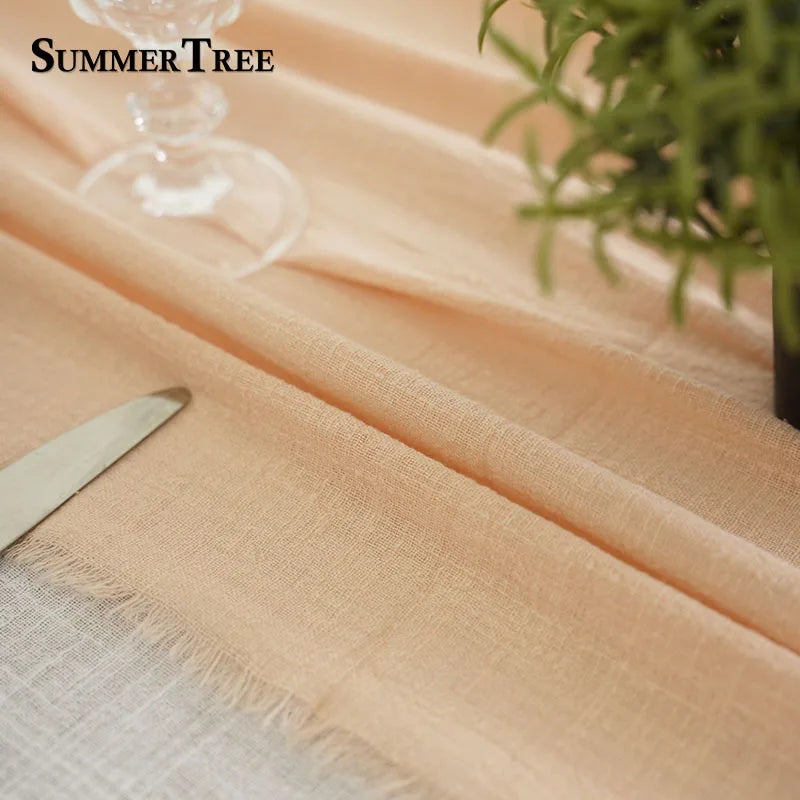 Chemin de table en gaze de coton Mafrenesiedecoration, texture légère et bohème pour mariage et table festive.