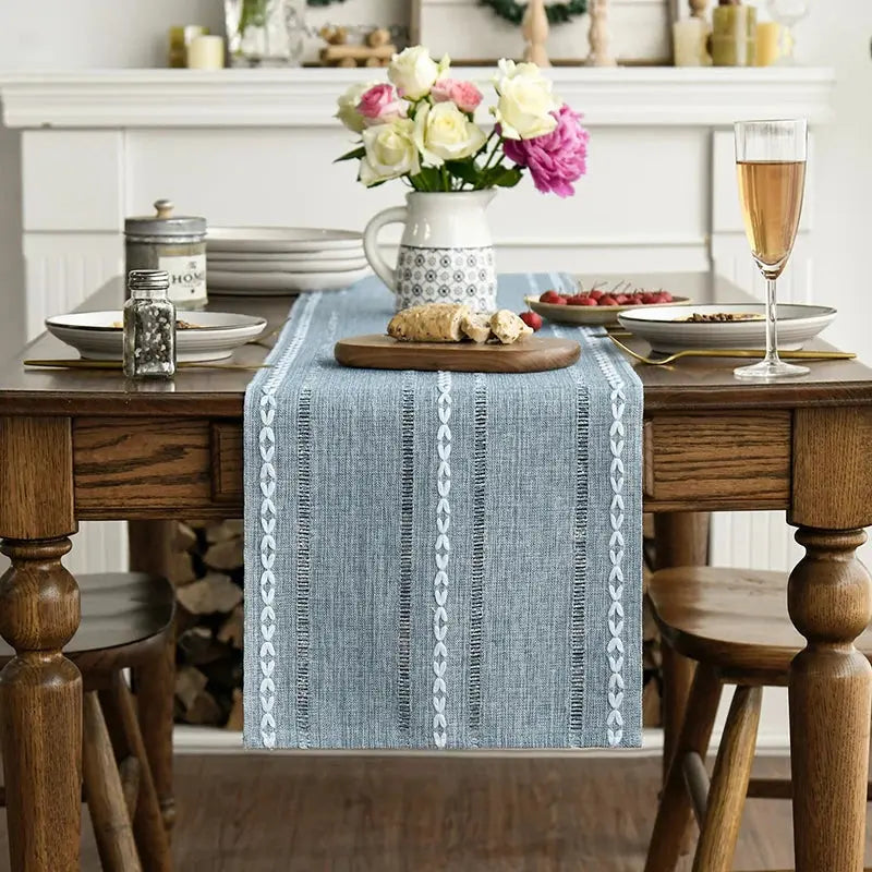 Chemin de table en coton et lin brodé Mafrenesiedecoration, motif ajouré, disponible en 5 couleurs, décoration élégante pour table.