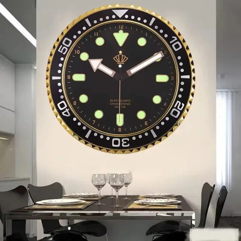 Horloge murale design métal noir cadran phosphorescent lueur nocturne atmosphère féerique
