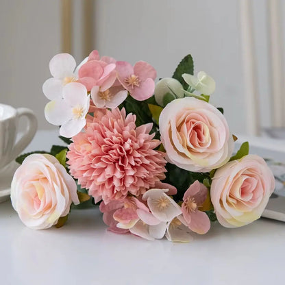 Bouquet de fleurs artificielles rose tendre avec dahlias et roses