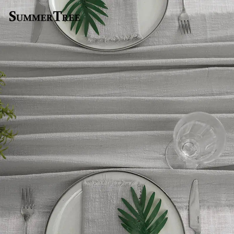 Chemin de table en gaze de coton blanc, texture légère et bohème pour mariage et fête, par Mafrenesiedecoration.