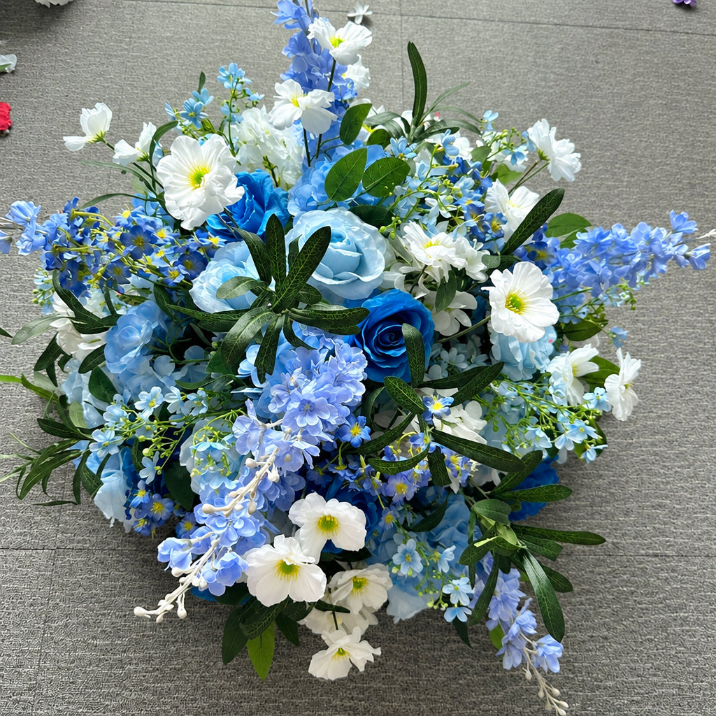 Boule de fleurs artificielles bleue champêtre, marguerites blanches et feuillage