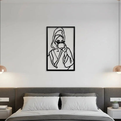 Decoration murale pour chambre représentant une femme décontractée, turban et peignoir, savourant sa boisson.