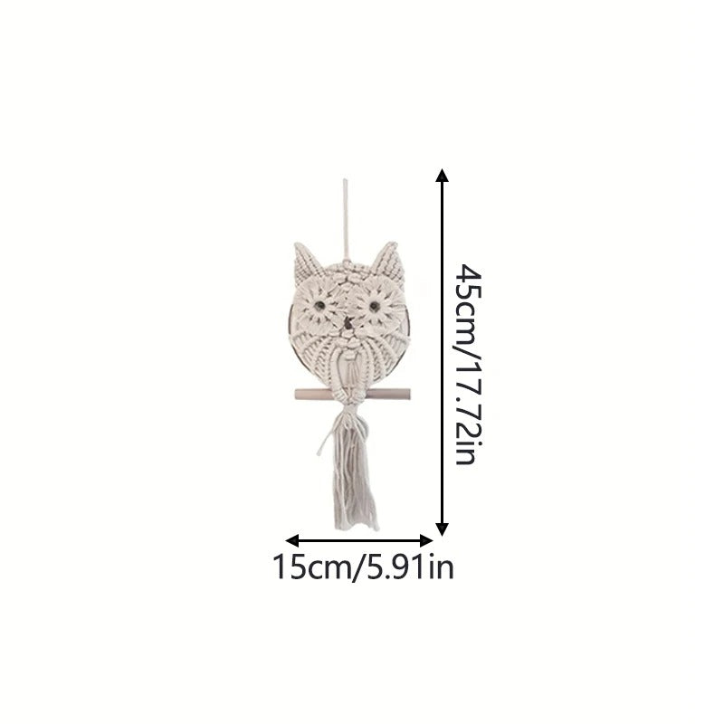 Tenture murale Macramé-Hibou avec pompons, 45 cm x 15 cm (17,72" x 5,91"), présentée avec des flèches de dimension et du texte - parfaite pour les amateurs d'art bohème et de décoration intérieure unique.