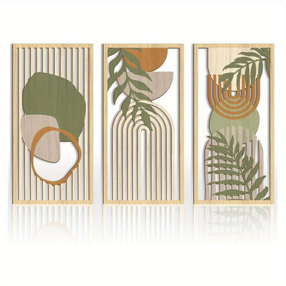Trois panneaux décoratifs muraux en bois avec motifs abstraits et végétaux.