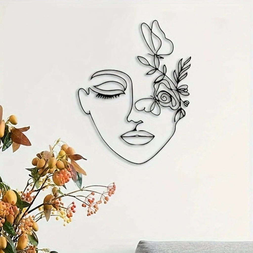 Magnifique decor mural en metal représentant un visage féminin stylisé, orné de fleurs et d'un papill