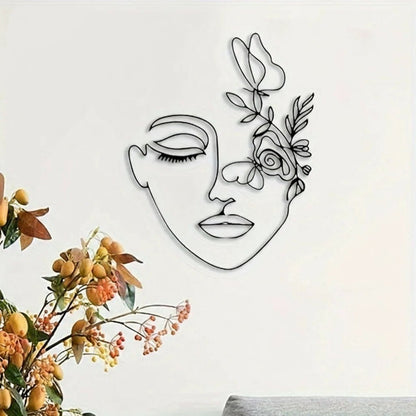 Magnifique decor mural en metal représentant un visage féminin stylisé, orné de fleurs et d'un papill