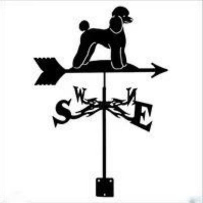 La Girouette – Chien et chat – représente la silhouette noire d'un caniche sur une flèche, avec les lettres S, O, N et E en dessous. Cette élégante décoration de jardin se détache magnifiquement sur un fond blanc.