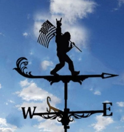 La girouette de toit-Sorcière représente la silhouette d'un musicien avec un micro et un drapeau, une main levée. Placée haut dans le ciel, elle ajoute de la magie à votre décoration extérieure, avec les points cardinaux O, S et E clairement visibles.
